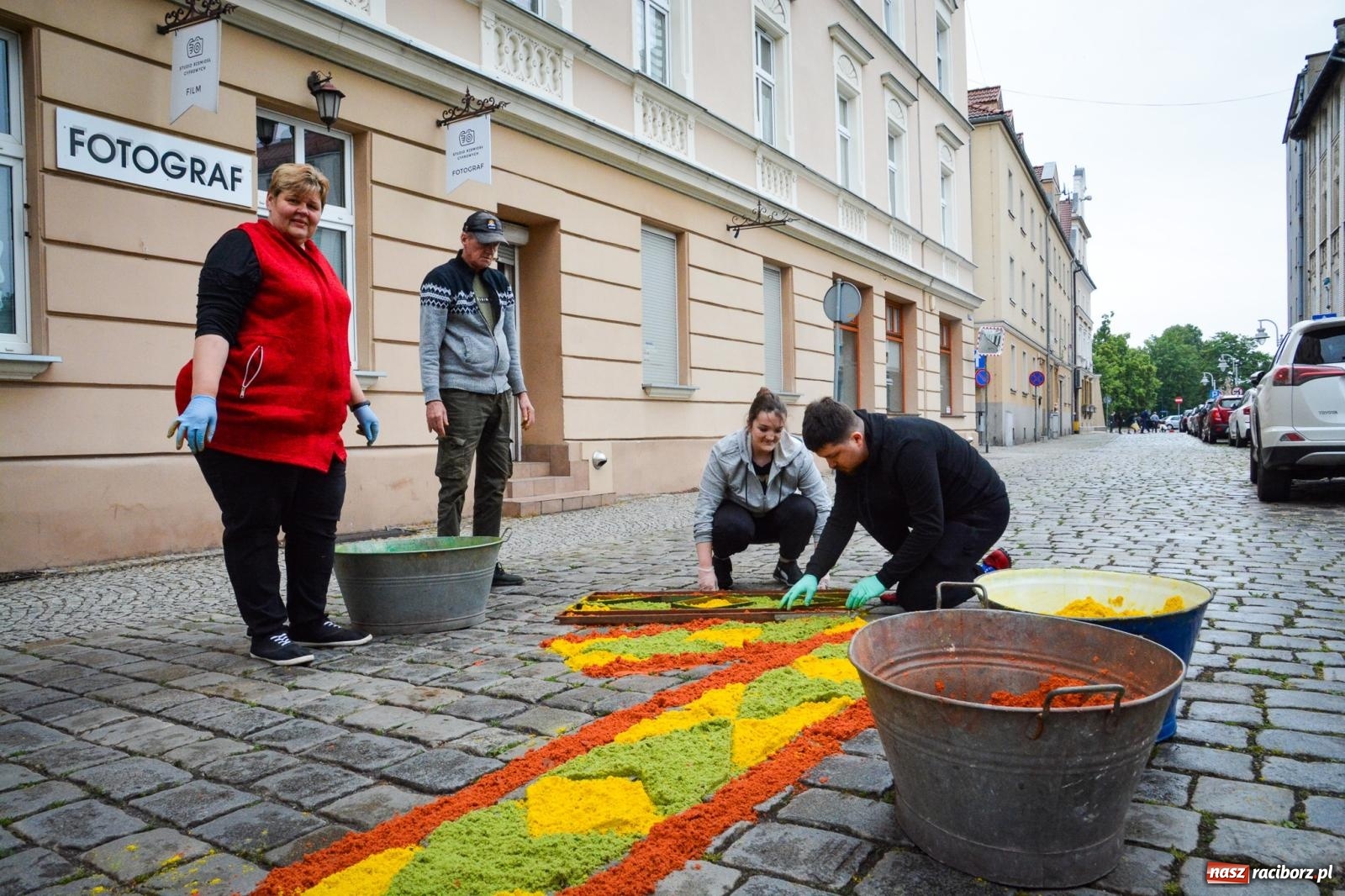 Zdjęcie w galerii na portalu naszraciborz.pl: Raciborskie stare miasto gotowe na procesję Bożego Ciała [FOTO] wiadomości z regionu
