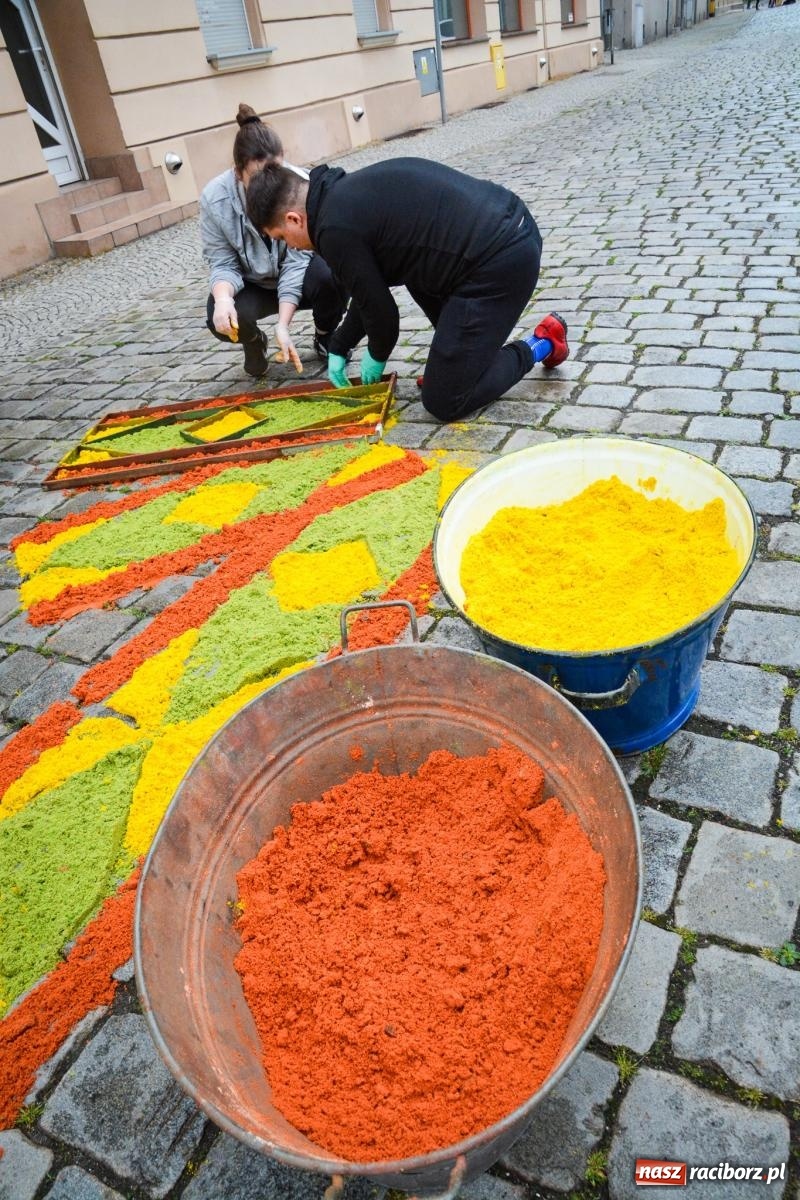 Zdjęcie w galerii na portalu naszraciborz.pl: Raciborskie stare miasto gotowe na procesję Bożego Ciała [FOTO] wiadomości z regionu