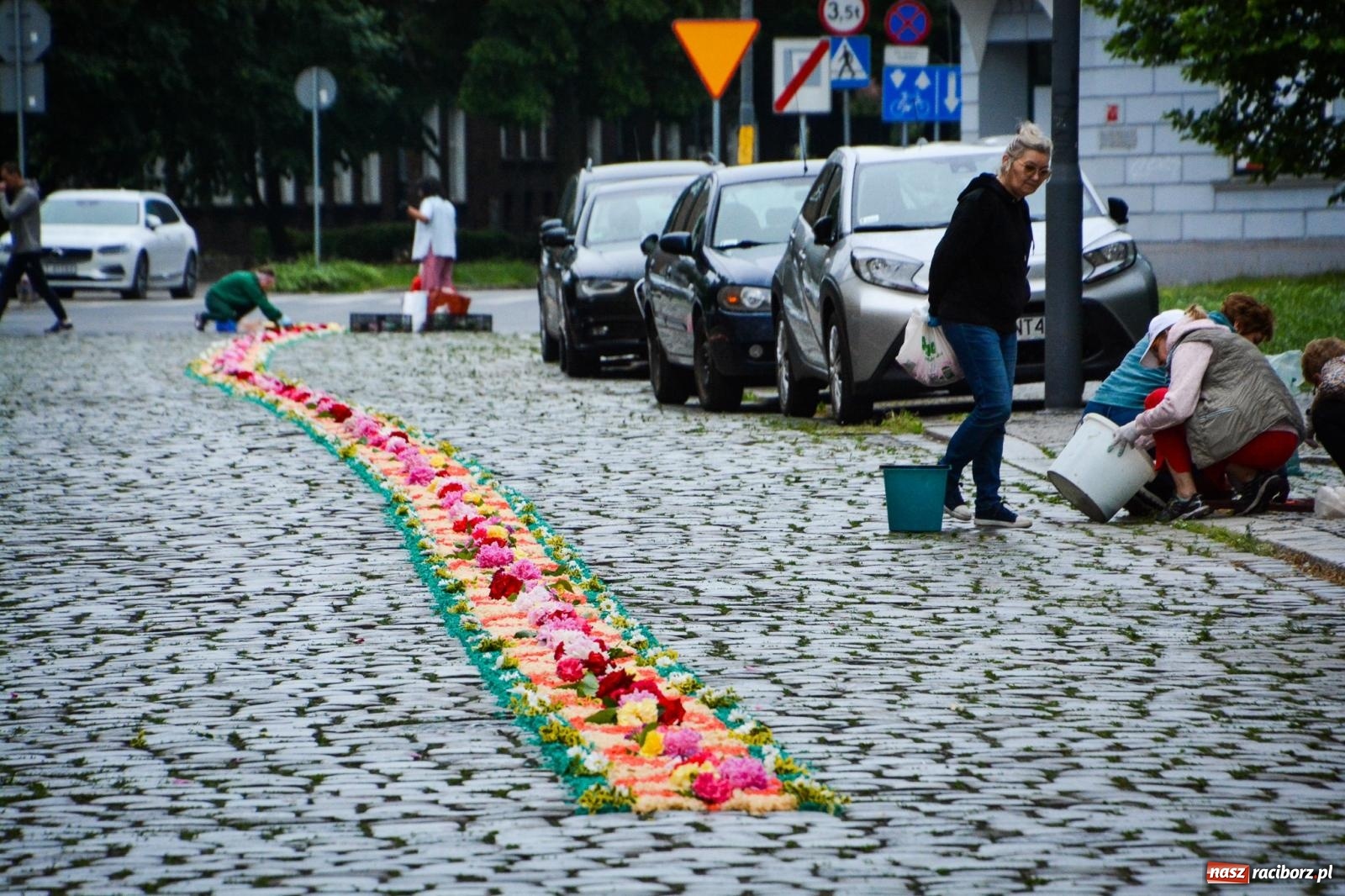 Zdjęcie w galerii na portalu naszraciborz.pl: Raciborskie stare miasto gotowe na procesję Bożego Ciała [FOTO] wiadomości z regionu