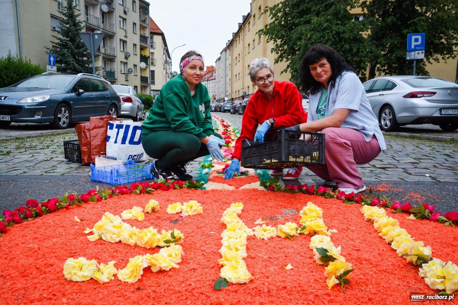 Zdjęcie w galerii na portalu naszraciborz.pl: Raciborskie stare miasto gotowe na procesję Bożego Ciała [FOTO] wiadomości z regionu