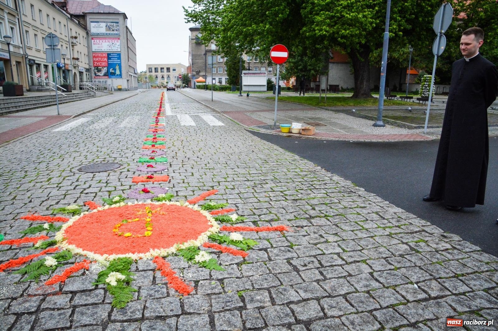 Zdjęcie w galerii na portalu naszraciborz.pl: Raciborskie stare miasto gotowe na procesję Bożego Ciała [FOTO] wiadomości z regionu