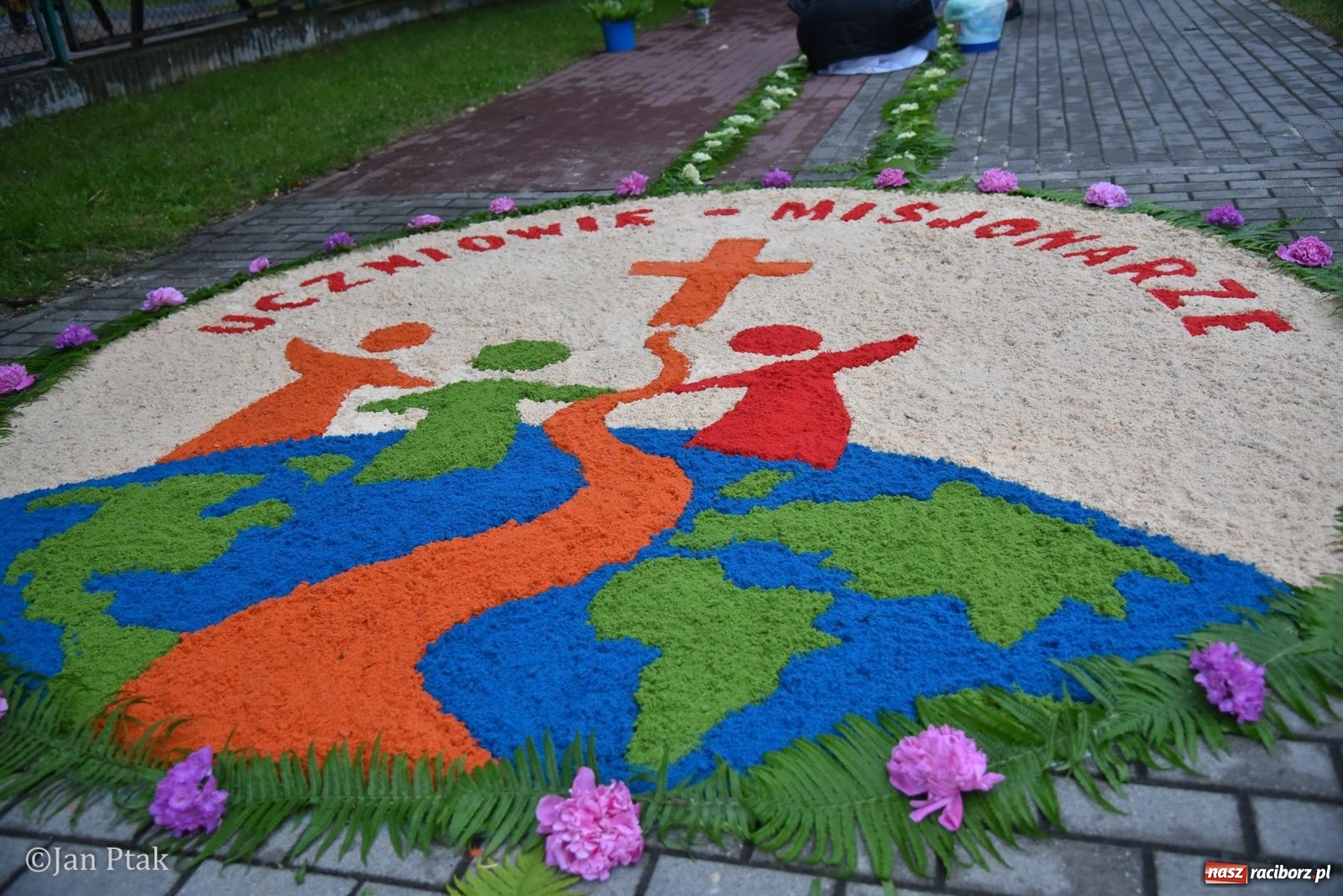 Zdjęcie w galerii na portalu naszraciborz.pl: Przygotowania do procesji Bożego Ciała w parafiach NSPJ i Matki Bożej [FOTO] wiadomości z regionu
