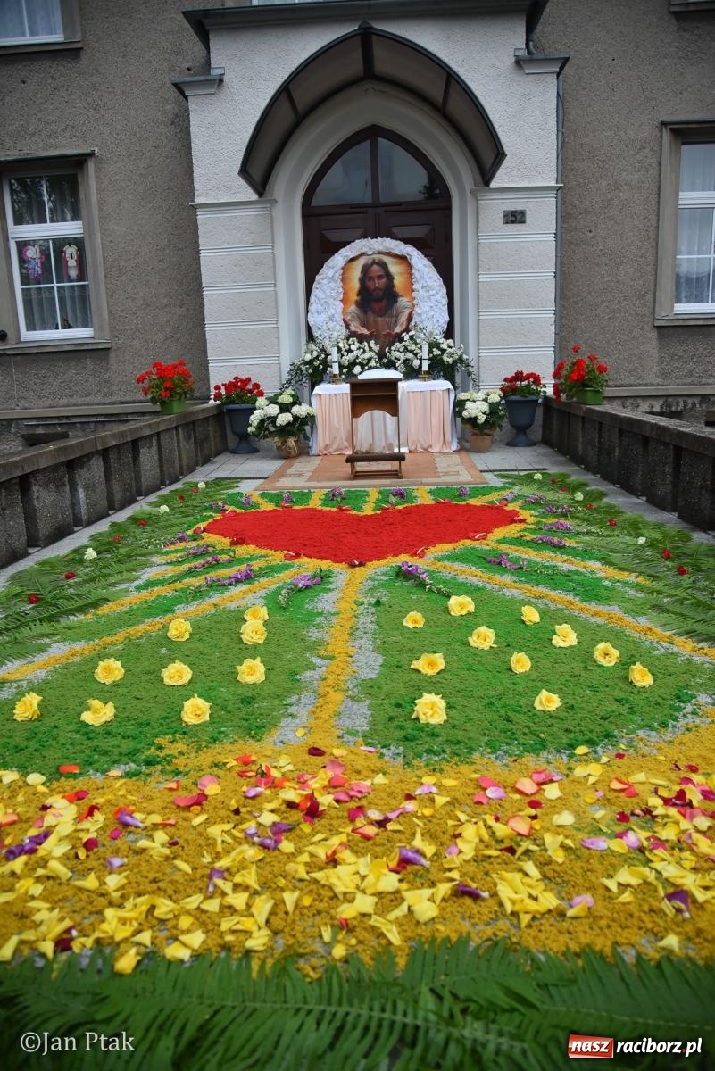 Zdjęcie w galerii na portalu naszraciborz.pl: Przygotowania do procesji Bożego Ciała w parafiach NSPJ i Matki Bożej [FOTO] wiadomości z regionu