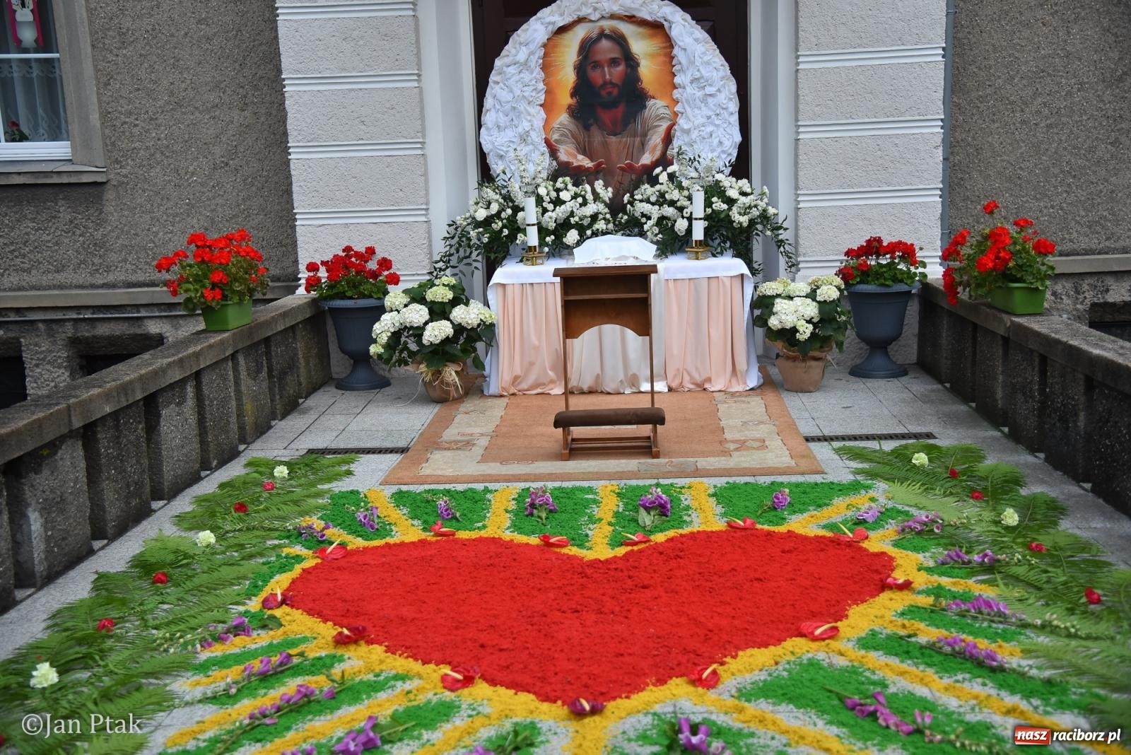 Zdjęcie w galerii na portalu naszraciborz.pl: Przygotowania do procesji Bożego Ciała w parafiach NSPJ i Matki Bożej [FOTO] wiadomości z regionu