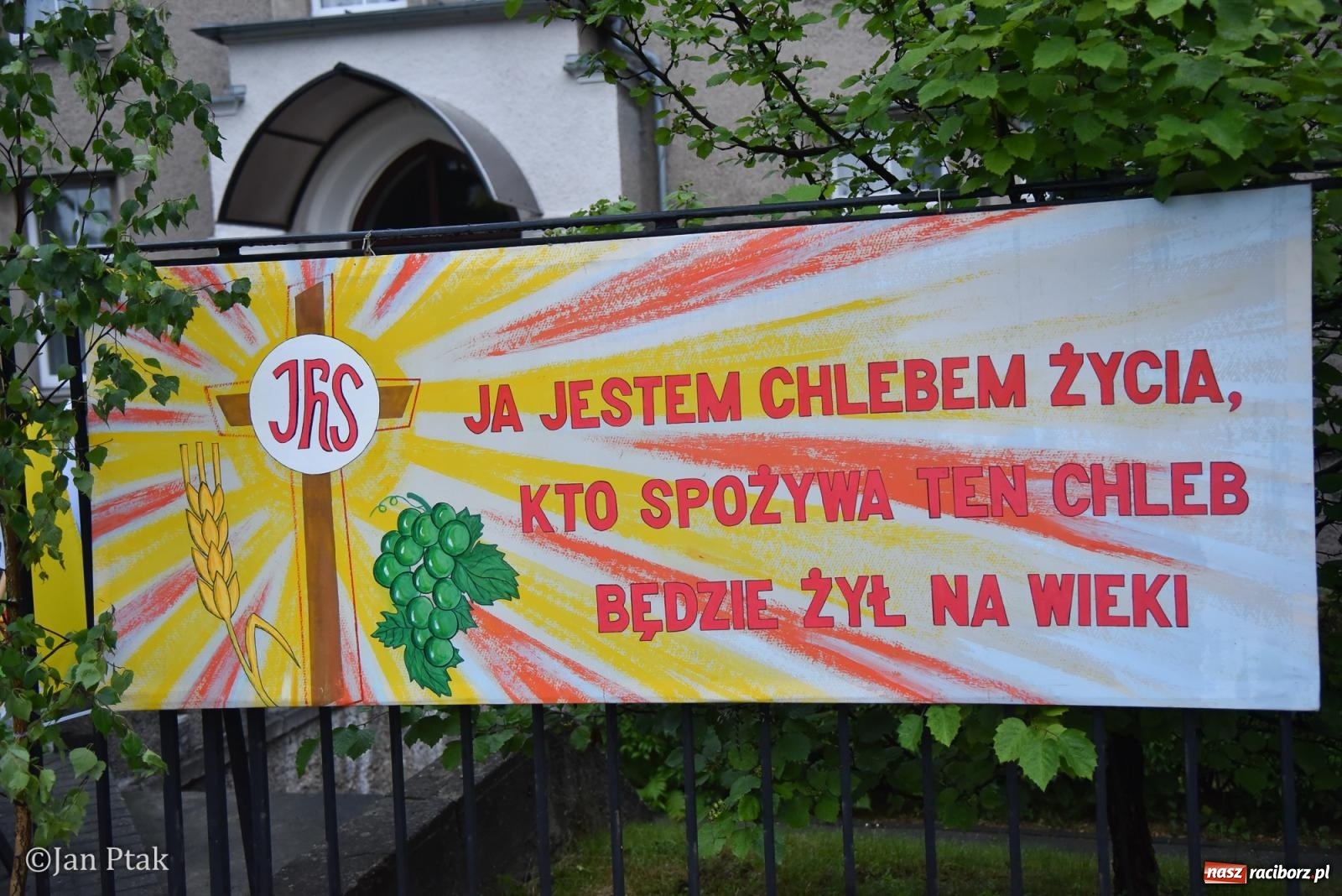 Zdjęcie w galerii na portalu naszraciborz.pl: Przygotowania do procesji Bożego Ciała w parafiach NSPJ i Matki Bożej [FOTO] wiadomości z regionu