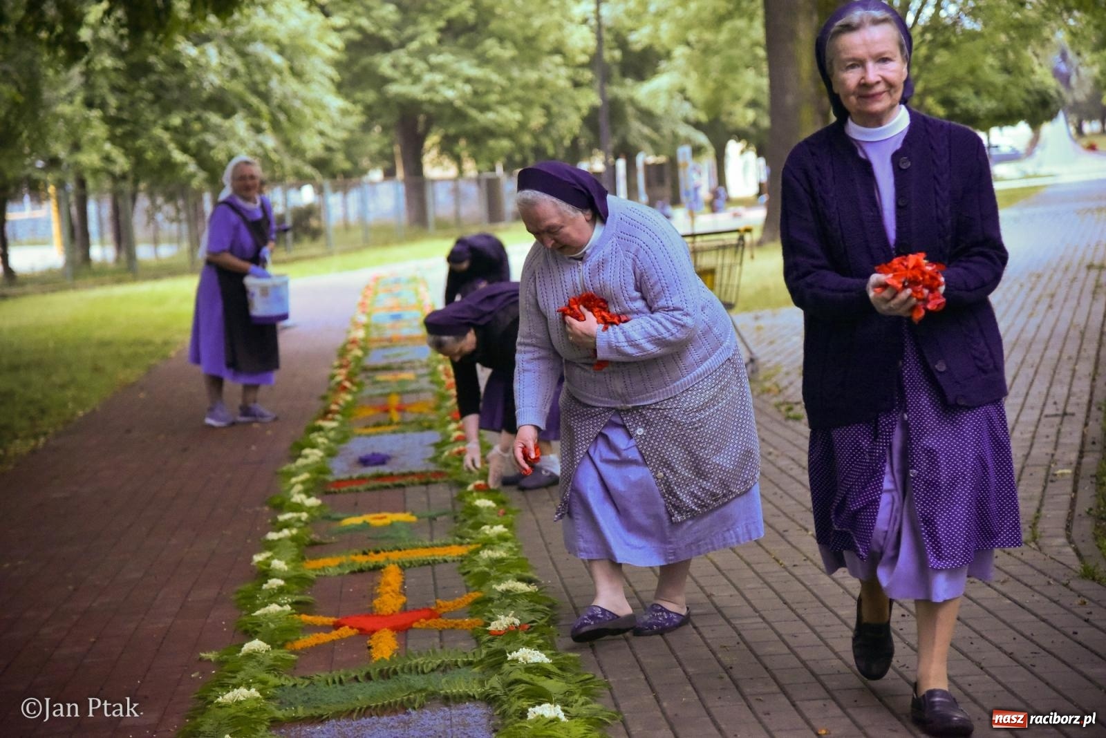 Zdjęcie w galerii na portalu naszraciborz.pl: Przygotowania do procesji Bożego Ciała w parafiach NSPJ i Matki Bożej [FOTO] wiadomości z regionu