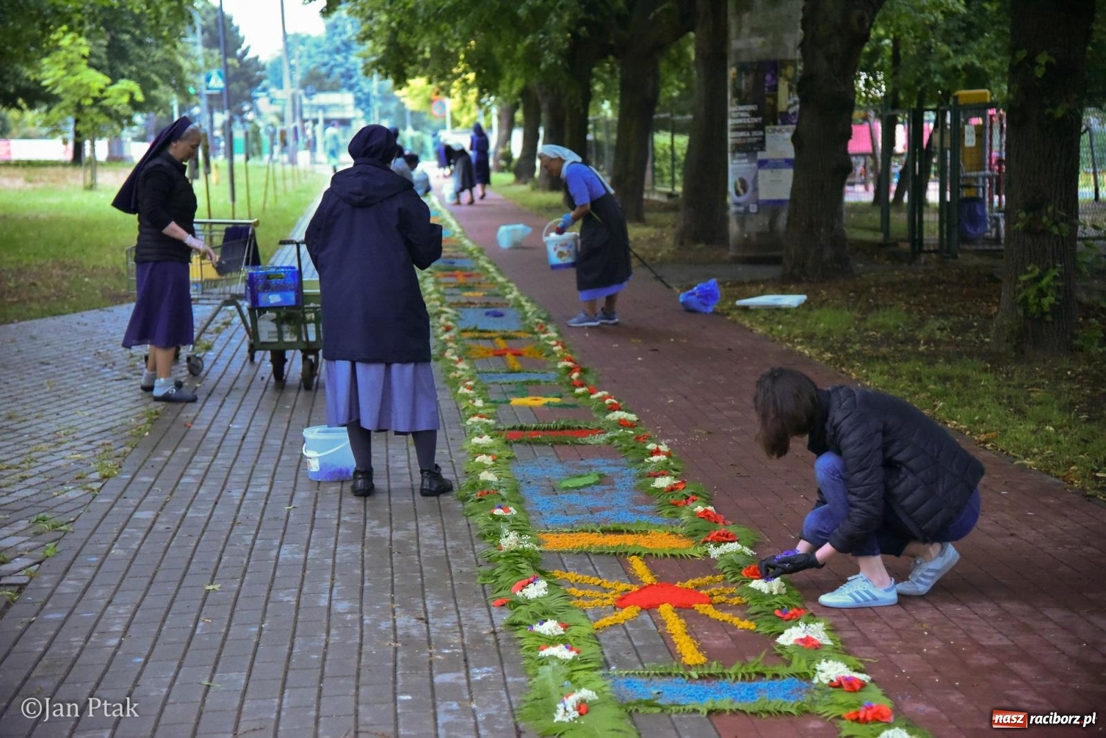 Zdjęcie w galerii na portalu naszraciborz.pl: Przygotowania do procesji Bożego Ciała w parafiach NSPJ i Matki Bożej [FOTO] wiadomości z regionu