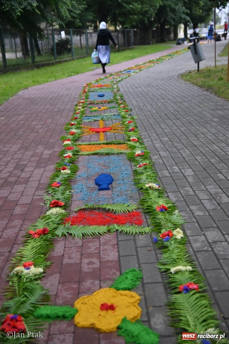 Zdjęcie w galerii na portalu naszraciborz.pl: Przygotowania do procesji Bożego Ciała w parafiach NSPJ i Matki Bożej [FOTO] wiadomości z regionu