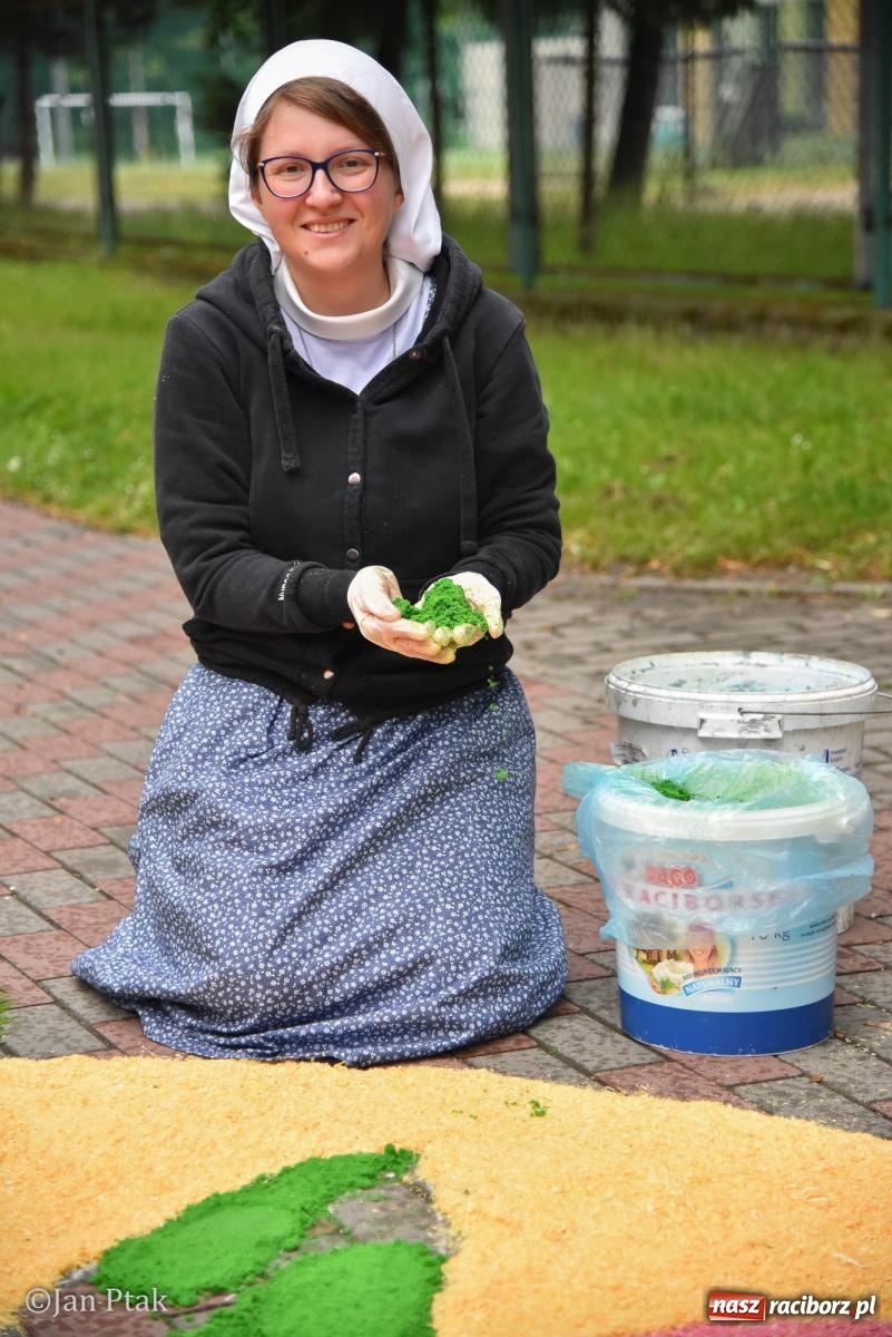 Zdjęcie w galerii na portalu naszraciborz.pl: Przygotowania do procesji Bożego Ciała w parafiach NSPJ i Matki Bożej [FOTO] wiadomości z regionu