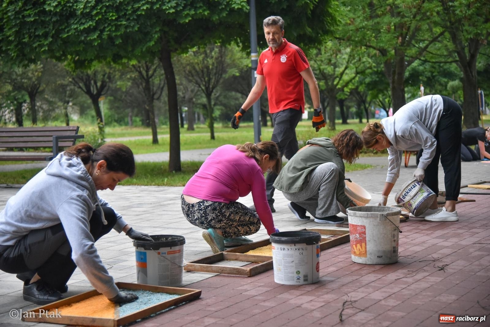 Zdjęcie w galerii na portalu naszraciborz.pl: Przygotowania do procesji Bożego Ciała w parafiach NSPJ i Matki Bożej [FOTO] wiadomości z regionu