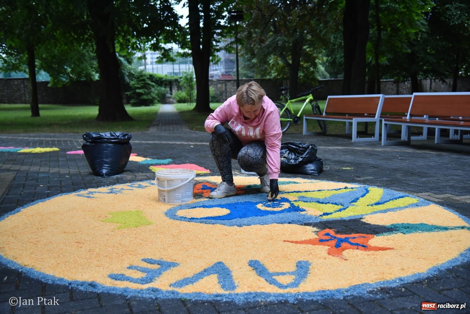 Zdjęcie w galerii na portalu naszraciborz.pl: Przygotowania do procesji Bożego Ciała w parafiach NSPJ i Matki Bożej [FOTO] wiadomości z regionu