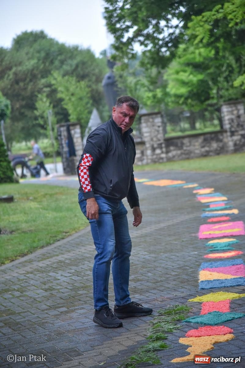 Zdjęcie w galerii na portalu naszraciborz.pl: Przygotowania do procesji Bożego Ciała w parafiach NSPJ i Matki Bożej [FOTO] wiadomości z regionu