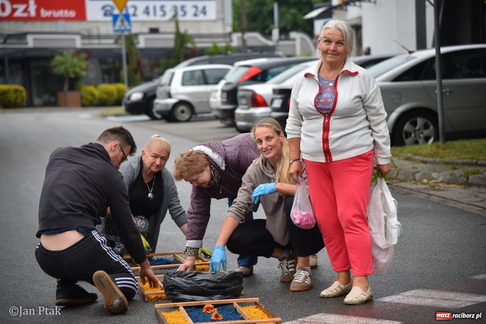 Zdjęcie w galerii na portalu naszraciborz.pl: Przygotowania do procesji Bożego Ciała w parafiach NSPJ i Matki Bożej [FOTO] wiadomości z regionu