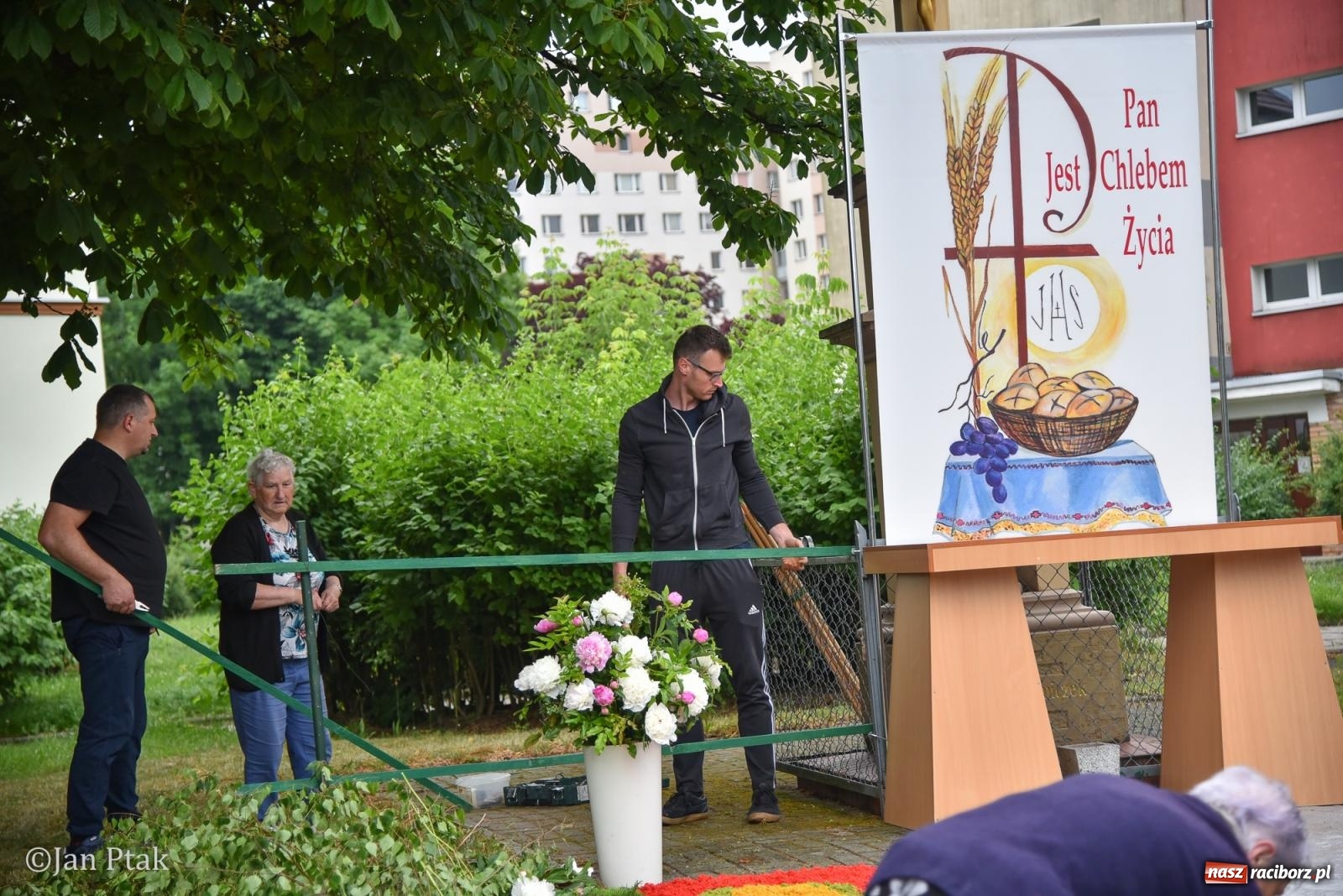 Zdjęcie w galerii na portalu naszraciborz.pl: Przygotowania do procesji Bożego Ciała w parafiach NSPJ i Matki Bożej [FOTO] wiadomości z regionu
