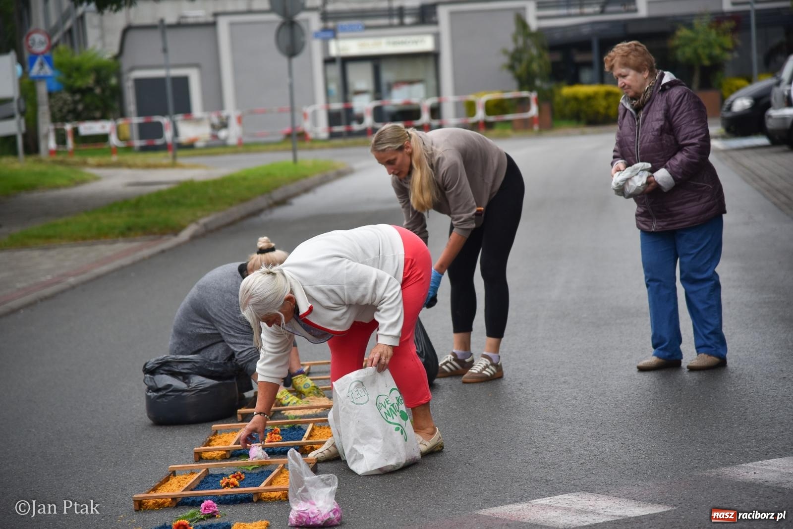 Zdjęcie w galerii na portalu naszraciborz.pl: Przygotowania do procesji Bożego Ciała w parafiach NSPJ i Matki Bożej [FOTO] wiadomości z regionu