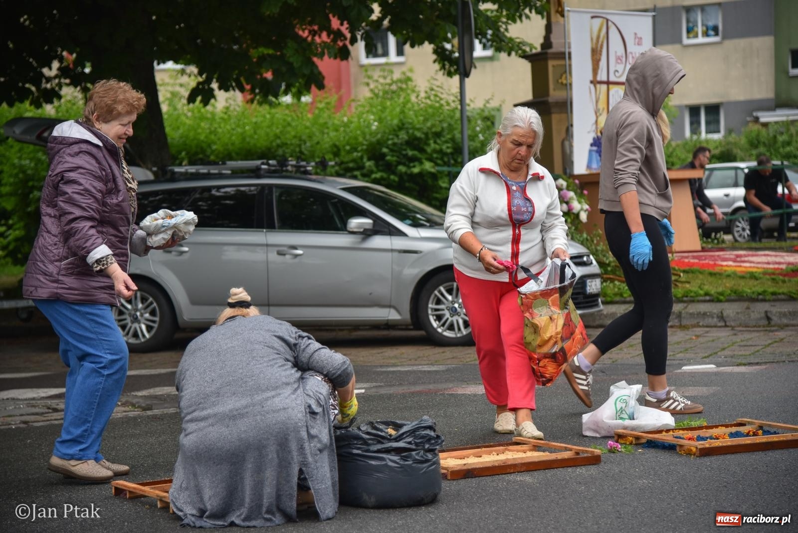 Zdjęcie w galerii na portalu naszraciborz.pl: Przygotowania do procesji Bożego Ciała w parafiach NSPJ i Matki Bożej [FOTO] wiadomości z regionu