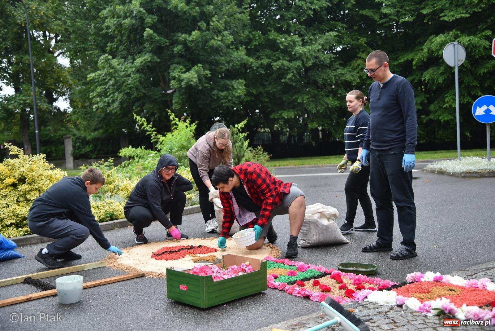 Zdjęcie w galerii na portalu naszraciborz.pl: Przygotowania do procesji Bożego Ciała w parafiach NSPJ i Matki Bożej [FOTO] wiadomości z regionu
