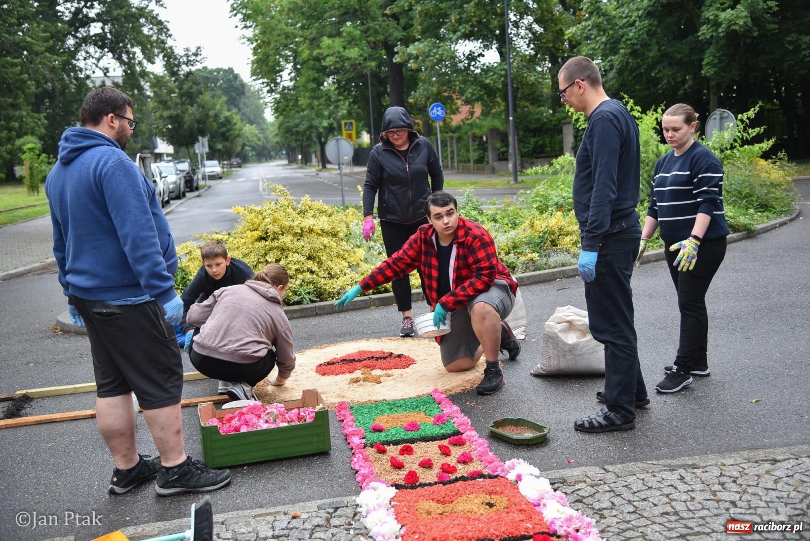 Zdjęcie w galerii na portalu naszraciborz.pl: Przygotowania do procesji Bożego Ciała w parafiach NSPJ i Matki Bożej [FOTO] wiadomości z regionu