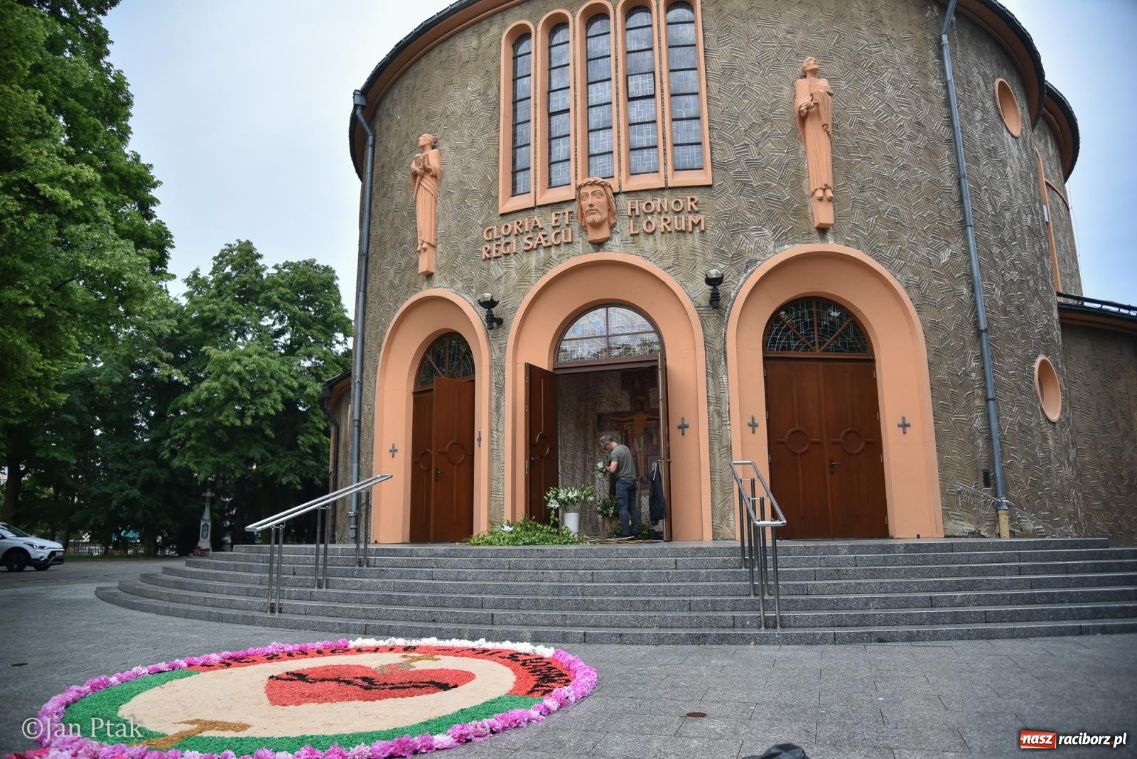 Zdjęcie w galerii na portalu naszraciborz.pl: Przygotowania do procesji Bożego Ciała w parafiach NSPJ i Matki Bożej [FOTO] wiadomości z regionu