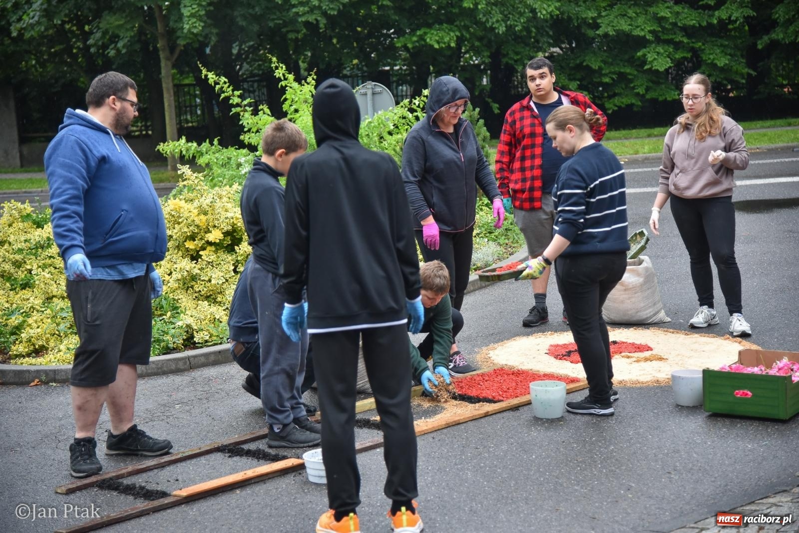 Zdjęcie w galerii na portalu naszraciborz.pl: Przygotowania do procesji Bożego Ciała w parafiach NSPJ i Matki Bożej [FOTO] wiadomości z regionu