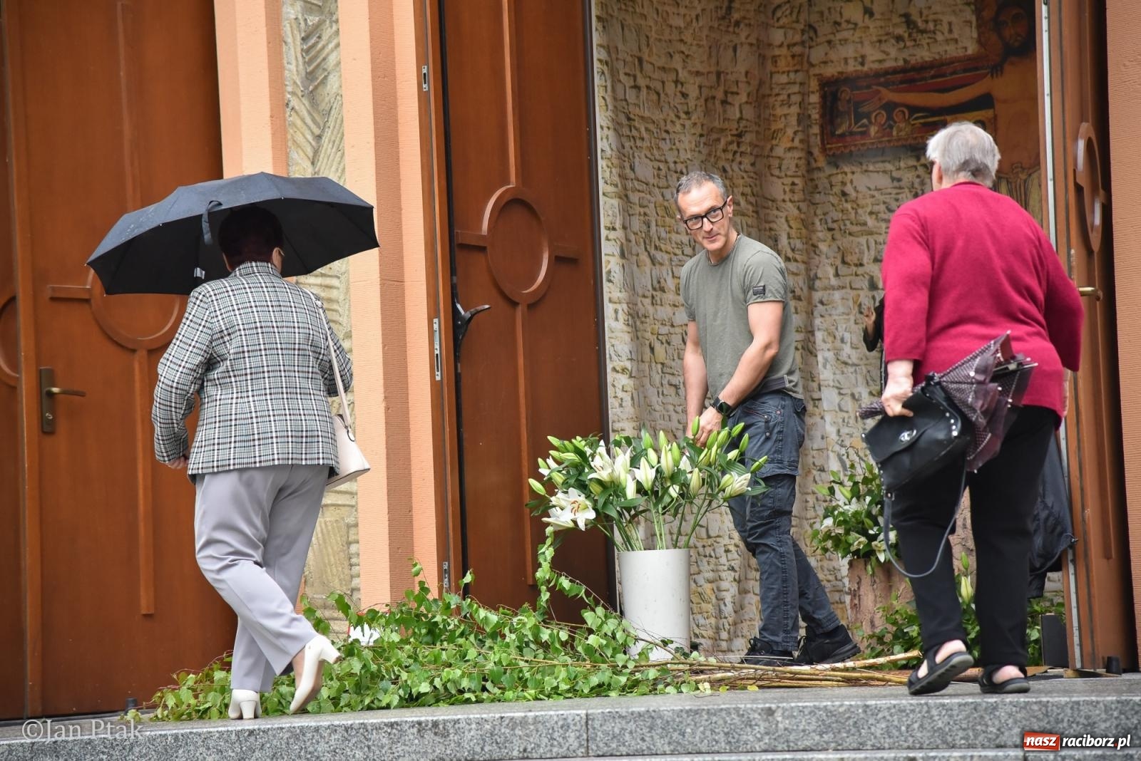 Zdjęcie w galerii na portalu naszraciborz.pl: Przygotowania do procesji Bożego Ciała w parafiach NSPJ i Matki Bożej [FOTO] wiadomości z regionu