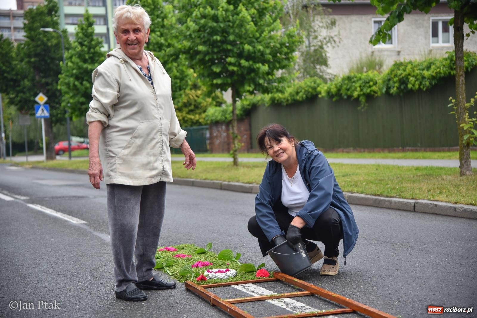 Zdjęcie w galerii na portalu naszraciborz.pl: Przygotowania do procesji Bożego Ciała w parafiach NSPJ i Matki Bożej [FOTO] wiadomości z regionu