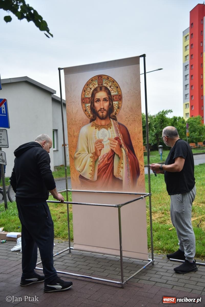 Zdjęcie w galerii na portalu naszraciborz.pl: Przygotowania do procesji Bożego Ciała w parafiach NSPJ i Matki Bożej [FOTO] wiadomości z regionu