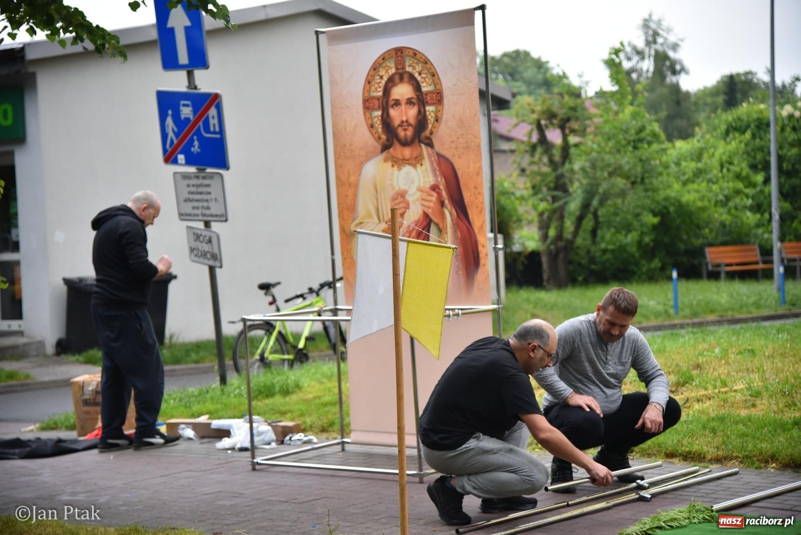 Zdjęcie w galerii na portalu naszraciborz.pl: Przygotowania do procesji Bożego Ciała w parafiach NSPJ i Matki Bożej [FOTO] wiadomości z regionu