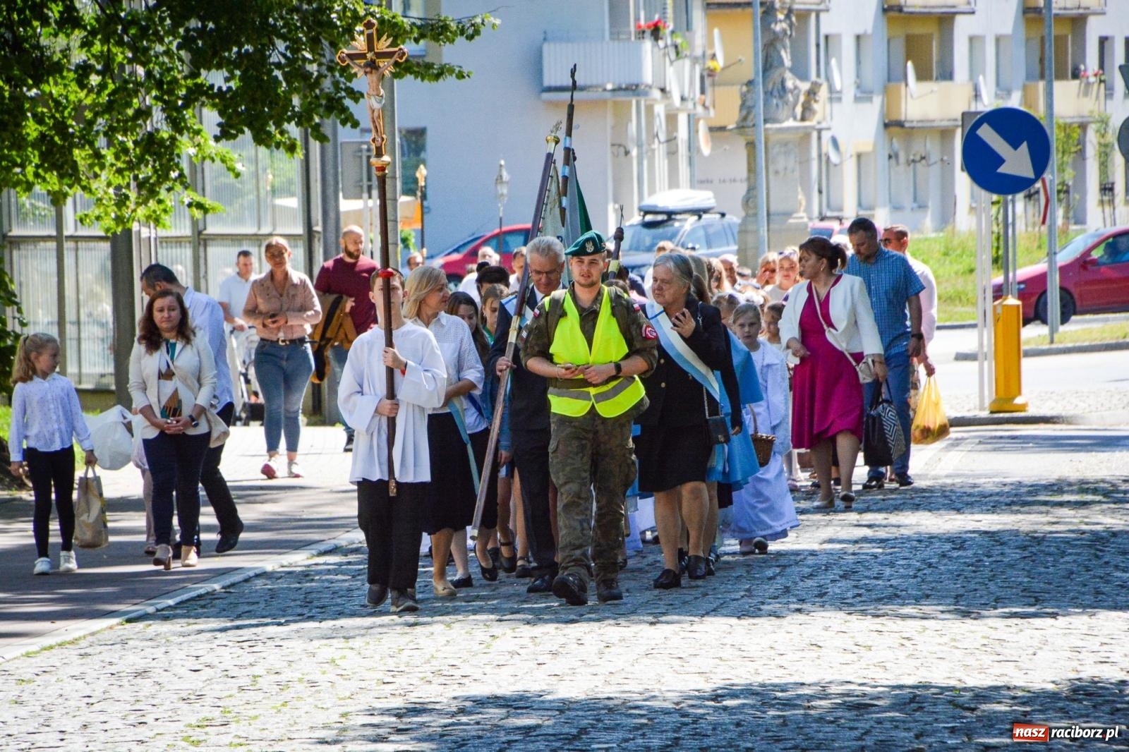 Zdjęcie w galerii na portalu naszraciborz.pl: Historyczne wydarzenie na Ostrogu. Najświętszy Sakrament zawitał do kaplicy zamkowej wiadomości z regionu