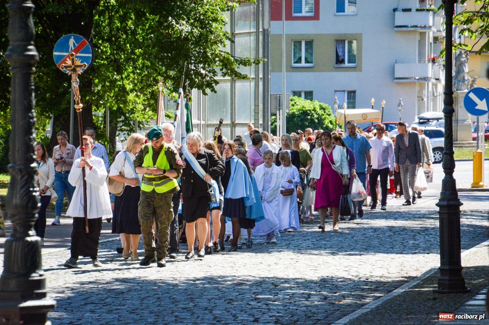 Zdjęcie w galerii na portalu naszraciborz.pl: Historyczne wydarzenie na Ostrogu. Najświętszy Sakrament zawitał do kaplicy zamkowej wiadomości z regionu