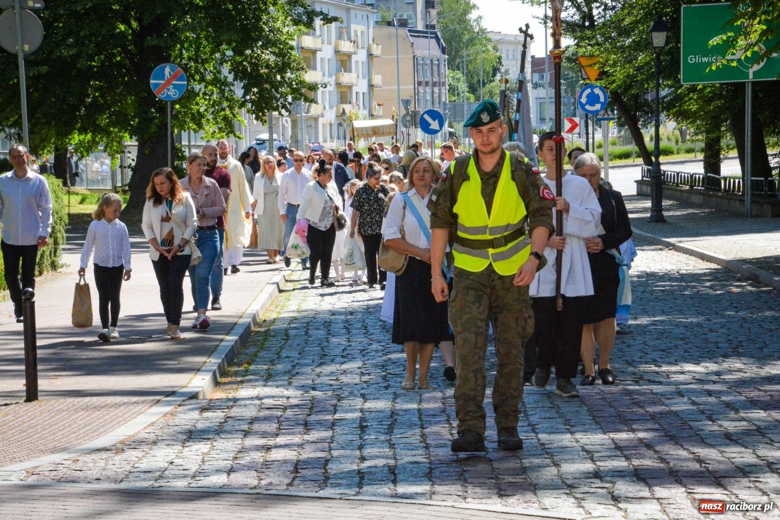 Zdjęcie w galerii na portalu naszraciborz.pl: Historyczne wydarzenie na Ostrogu. Najświętszy Sakrament zawitał do kaplicy zamkowej wiadomości z regionu