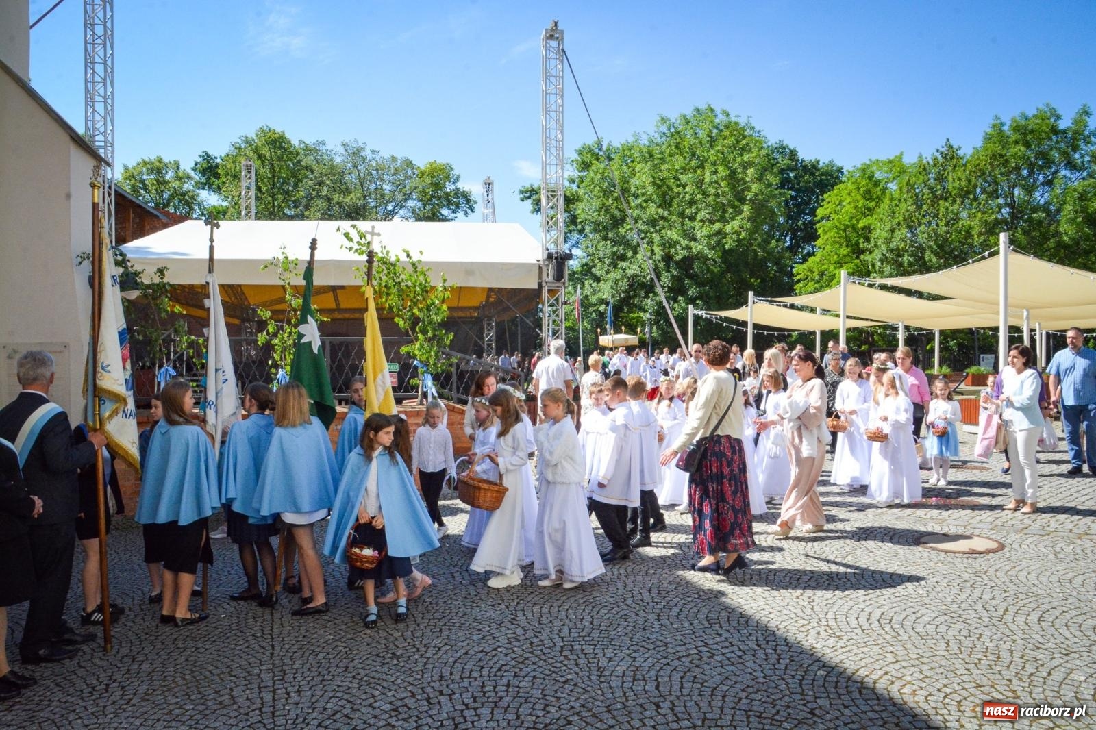 Zdjęcie w galerii na portalu naszraciborz.pl: Historyczne wydarzenie na Ostrogu. Najświętszy Sakrament zawitał do kaplicy zamkowej wiadomości z regionu