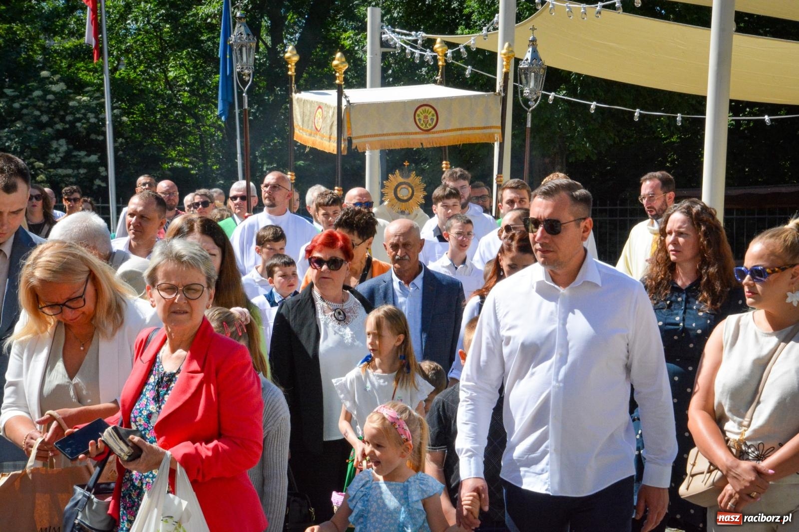 Zdjęcie w galerii na portalu naszraciborz.pl: Historyczne wydarzenie na Ostrogu. Najświętszy Sakrament zawitał do kaplicy zamkowej wiadomości z regionu
