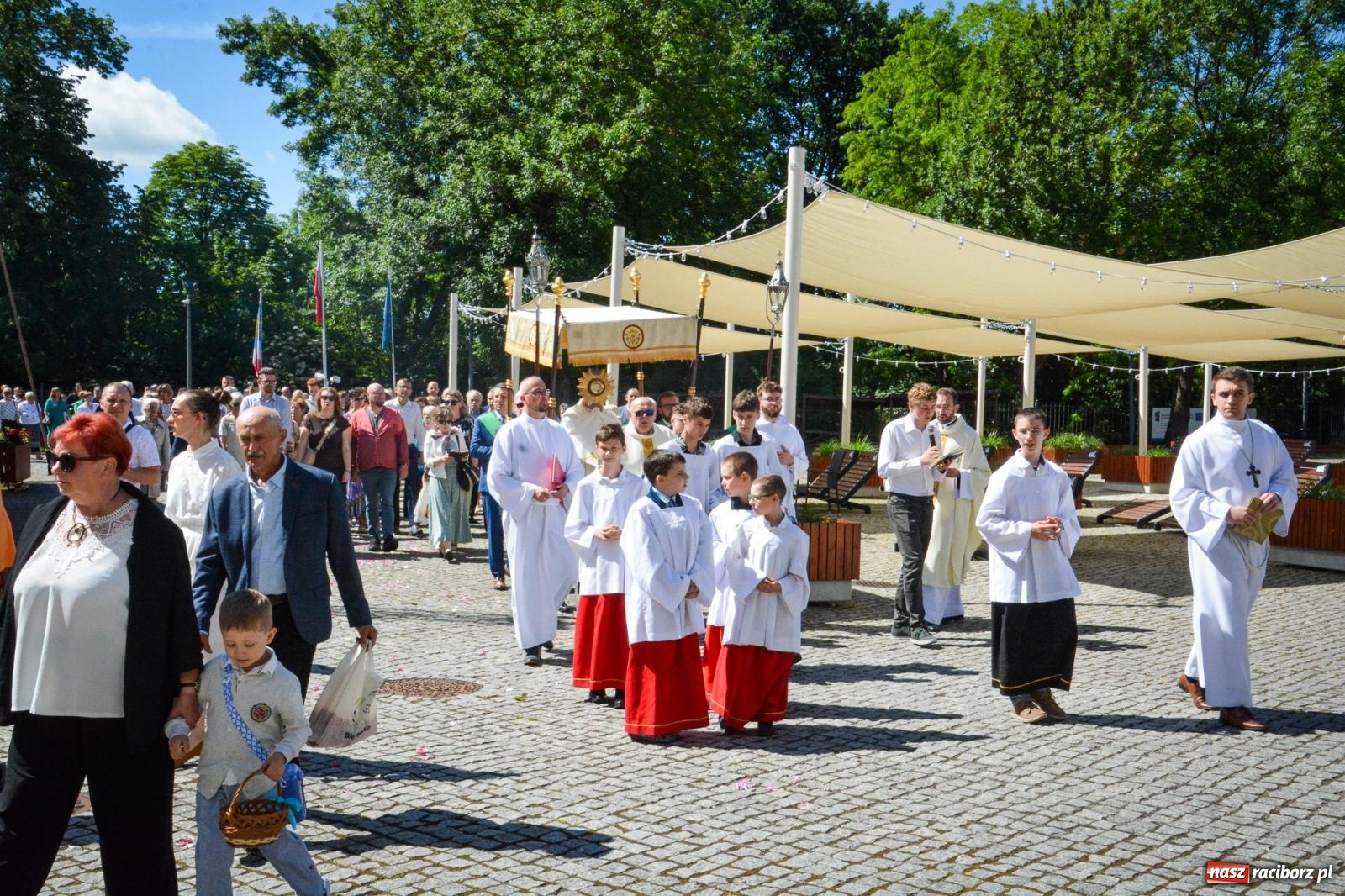 Zdjęcie w galerii na portalu naszraciborz.pl: Historyczne wydarzenie na Ostrogu. Najświętszy Sakrament zawitał do kaplicy zamkowej wiadomości z regionu