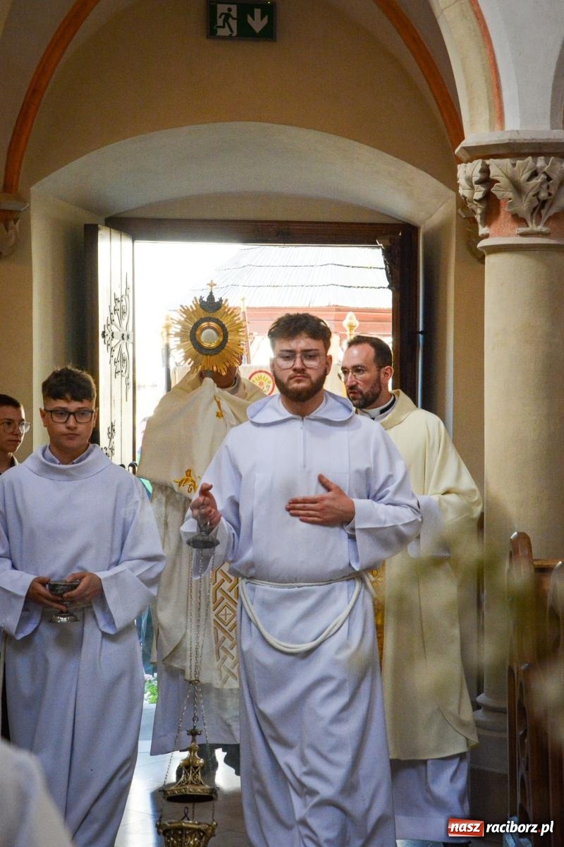 Zdjęcie w galerii na portalu naszraciborz.pl: Historyczne wydarzenie na Ostrogu. Najświętszy Sakrament zawitał do kaplicy zamkowej wiadomości z regionu