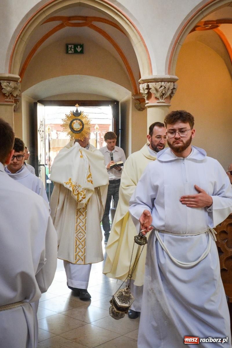 Zdjęcie w galerii na portalu naszraciborz.pl: Historyczne wydarzenie na Ostrogu. Najświętszy Sakrament zawitał do kaplicy zamkowej wiadomości z regionu
