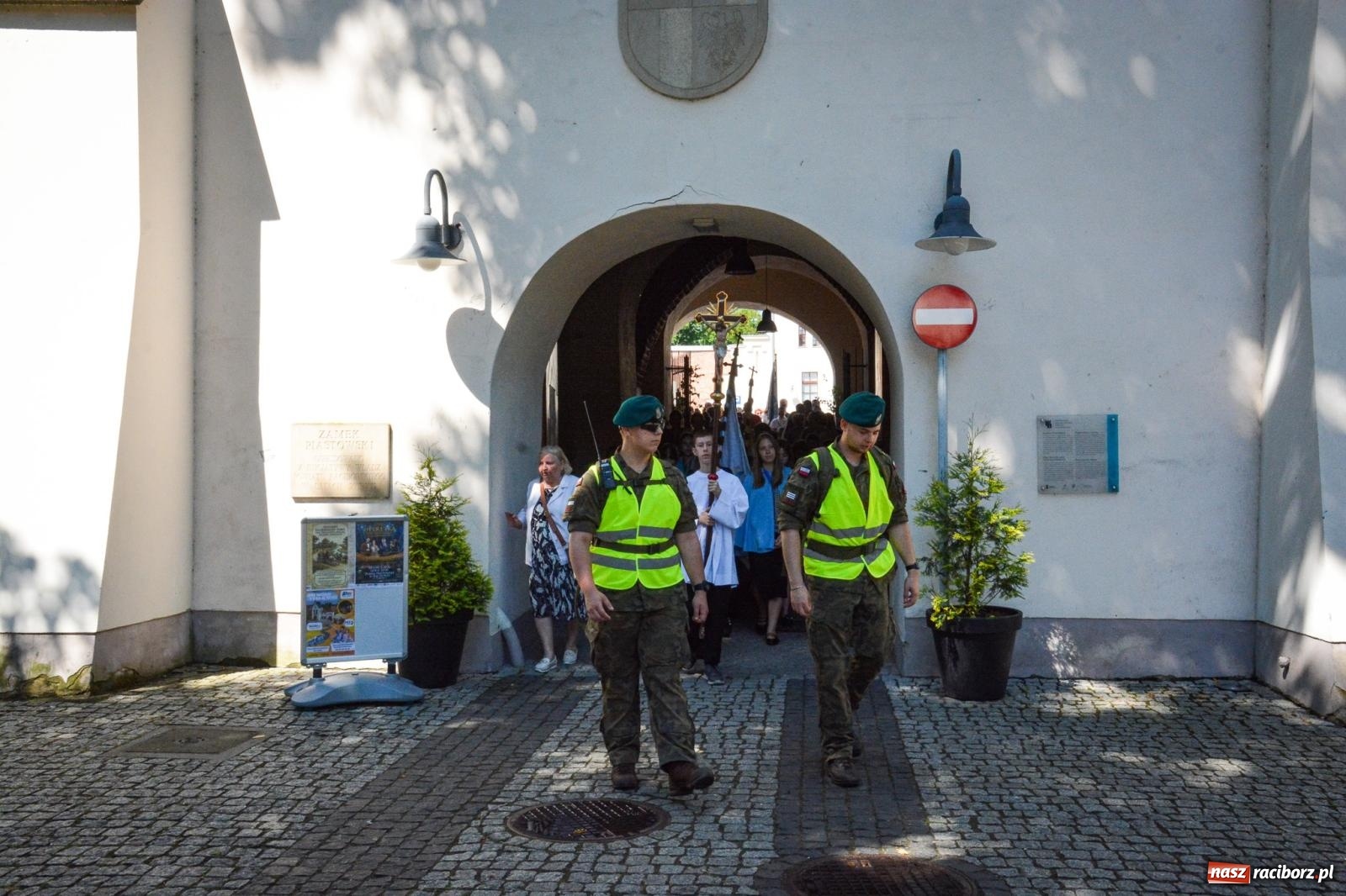Zdjęcie w galerii na portalu naszraciborz.pl: Historyczne wydarzenie na Ostrogu. Najświętszy Sakrament zawitał do kaplicy zamkowej wiadomości z regionu