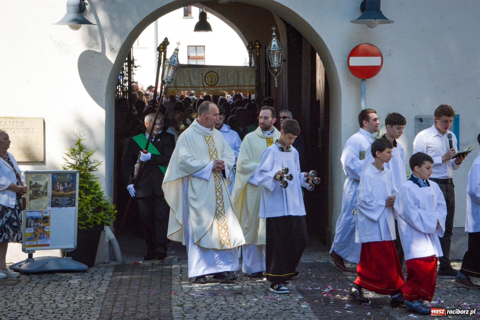 Zdjęcie w galerii na portalu naszraciborz.pl: Historyczne wydarzenie na Ostrogu. Najświętszy Sakrament zawitał do kaplicy zamkowej wiadomości z regionu