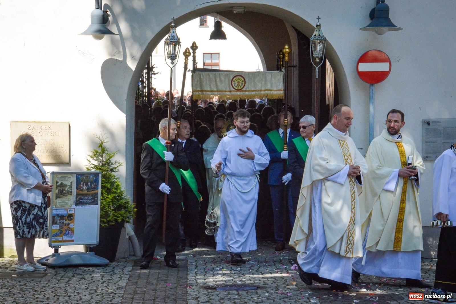 Zdjęcie w galerii na portalu naszraciborz.pl: Historyczne wydarzenie na Ostrogu. Najświętszy Sakrament zawitał do kaplicy zamkowej wiadomości z regionu