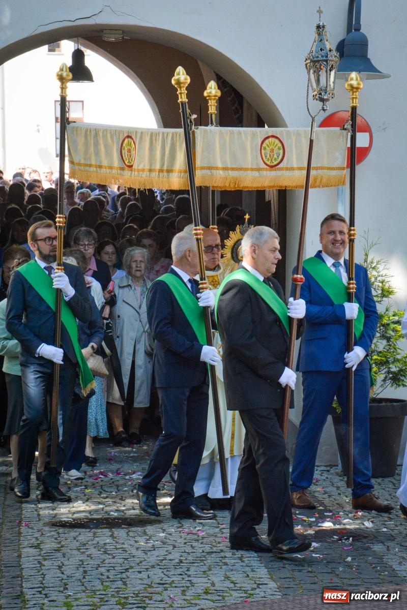 Zdjęcie w galerii na portalu naszraciborz.pl: Historyczne wydarzenie na Ostrogu. Najświętszy Sakrament zawitał do kaplicy zamkowej wiadomości z regionu
