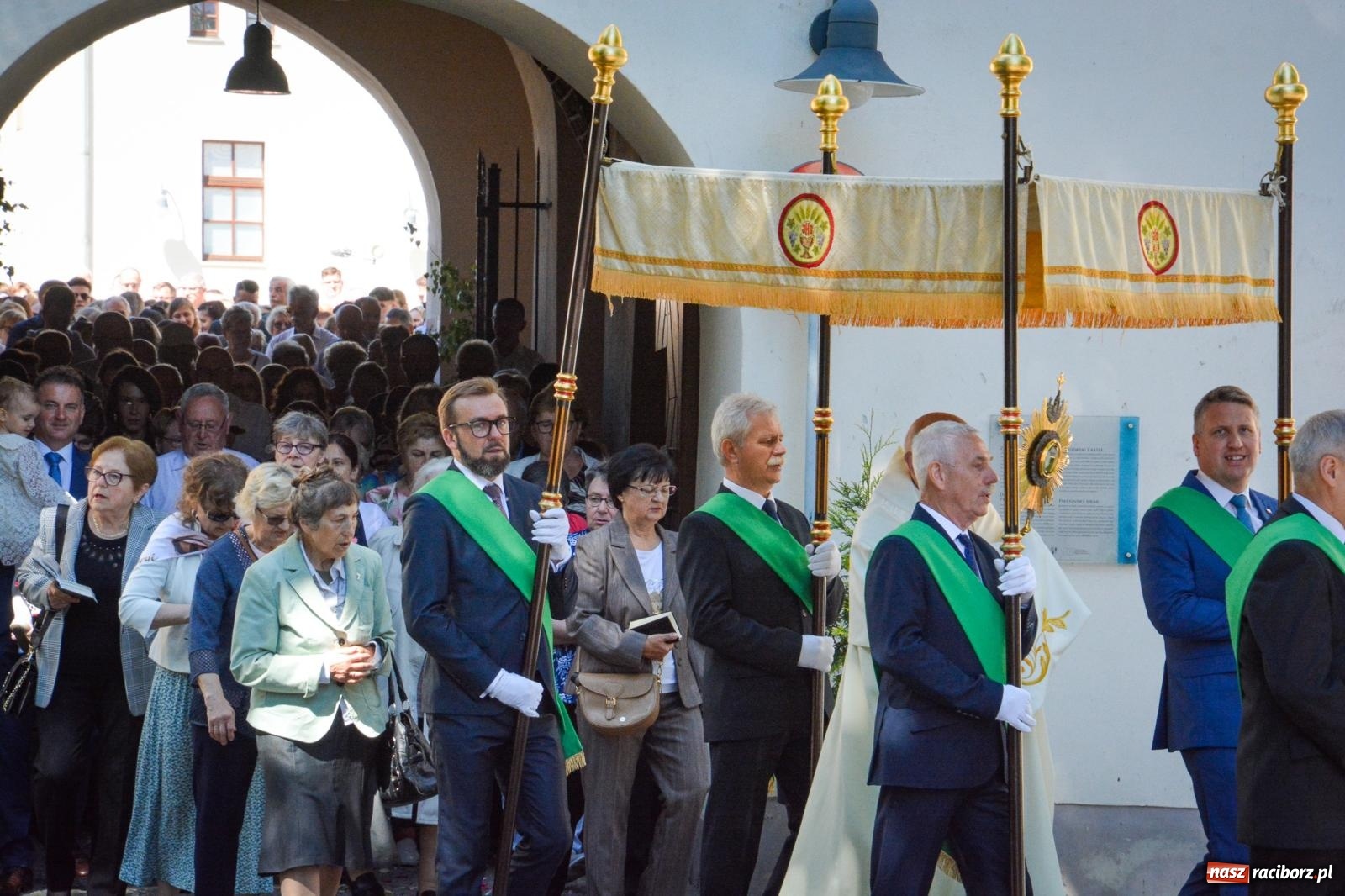 Zdjęcie w galerii na portalu naszraciborz.pl: Historyczne wydarzenie na Ostrogu. Najświętszy Sakrament zawitał do kaplicy zamkowej wiadomości z regionu