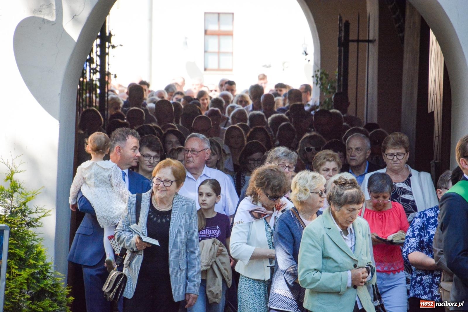 Zdjęcie w galerii na portalu naszraciborz.pl: Historyczne wydarzenie na Ostrogu. Najświętszy Sakrament zawitał do kaplicy zamkowej wiadomości z regionu