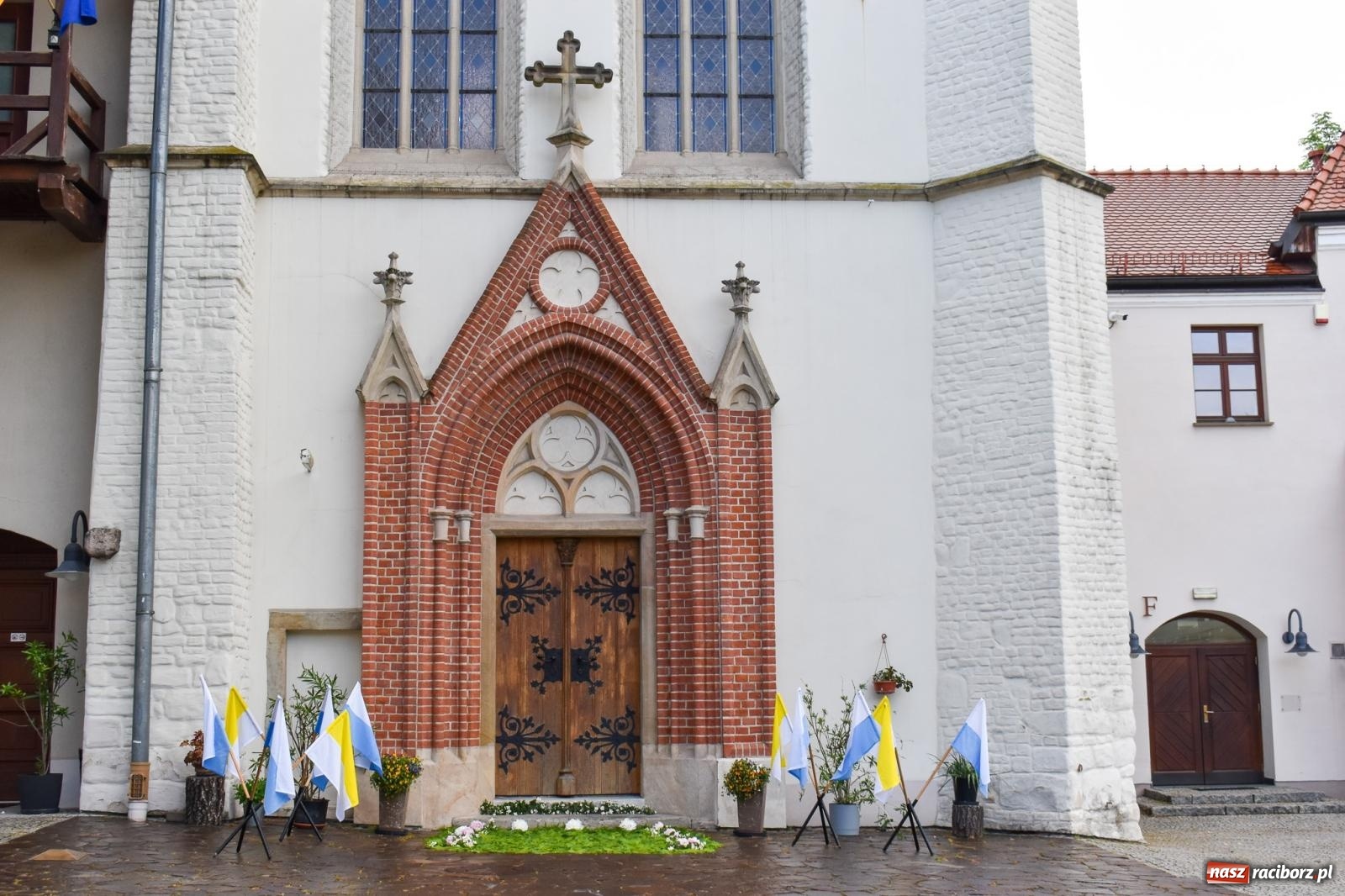 Zdjęcie w galerii na portalu naszraciborz.pl: Historyczne wydarzenie na Ostrogu. Najświętszy Sakrament zawitał do kaplicy zamkowej wiadomości z regionu