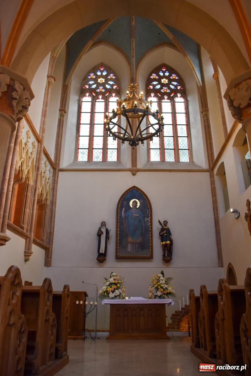 Zdjęcie w galerii na portalu naszraciborz.pl: Historyczne wydarzenie na Ostrogu. Najświętszy Sakrament zawitał do kaplicy zamkowej wiadomości z regionu