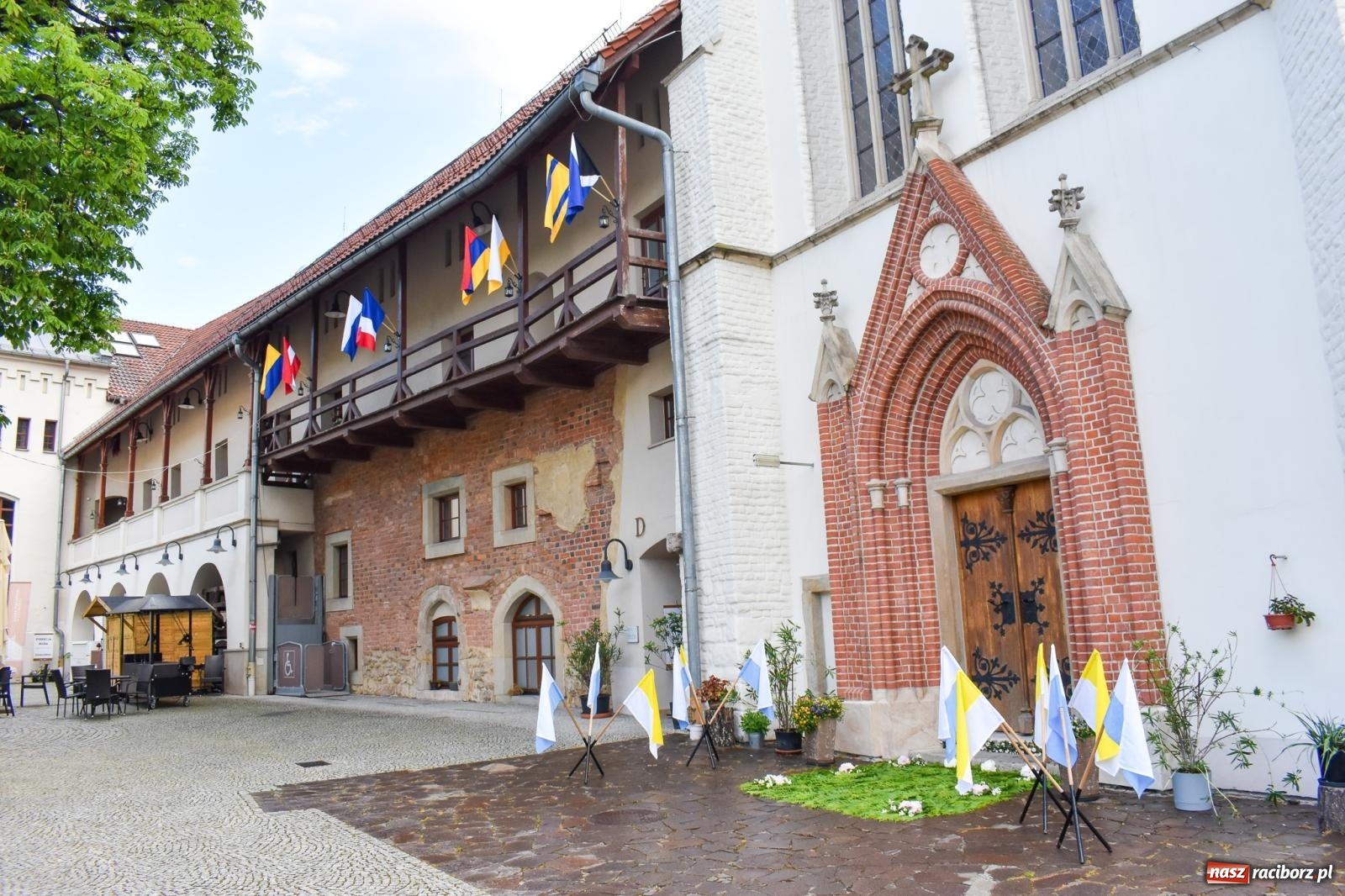 Zdjęcie w galerii na portalu naszraciborz.pl: Historyczne wydarzenie na Ostrogu. Najświętszy Sakrament zawitał do kaplicy zamkowej wiadomości z regionu