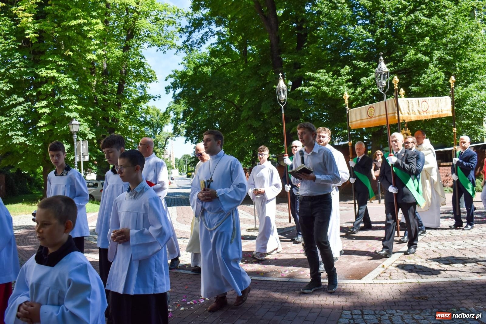 Zdjęcie w galerii na portalu naszraciborz.pl: Historyczne wydarzenie na Ostrogu. Najświętszy Sakrament zawitał do kaplicy zamkowej wiadomości z regionu