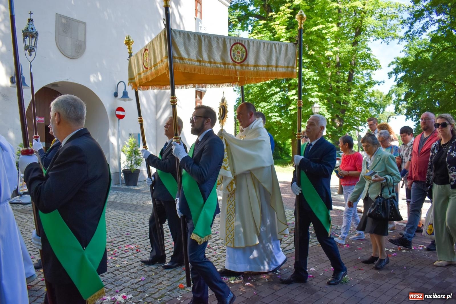 Zdjęcie w galerii na portalu naszraciborz.pl: Historyczne wydarzenie na Ostrogu. Najświętszy Sakrament zawitał do kaplicy zamkowej wiadomości z regionu