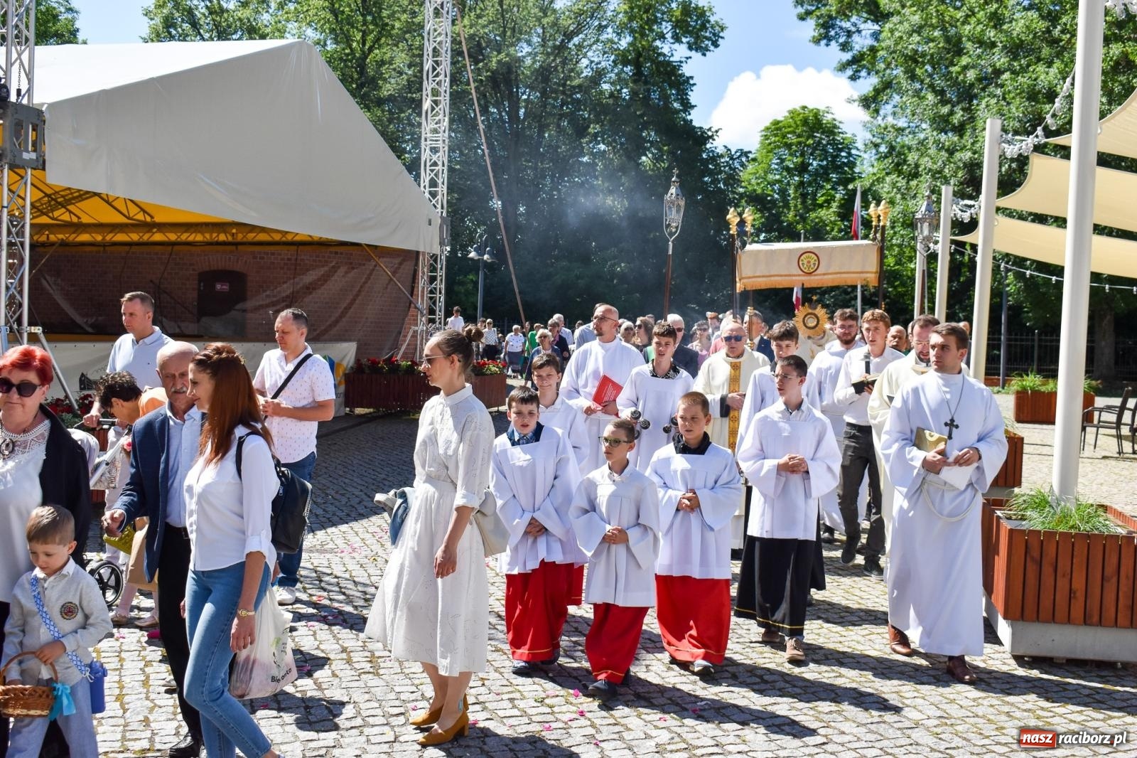 Zdjęcie w galerii na portalu naszraciborz.pl: Historyczne wydarzenie na Ostrogu. Najświętszy Sakrament zawitał do kaplicy zamkowej wiadomości z regionu