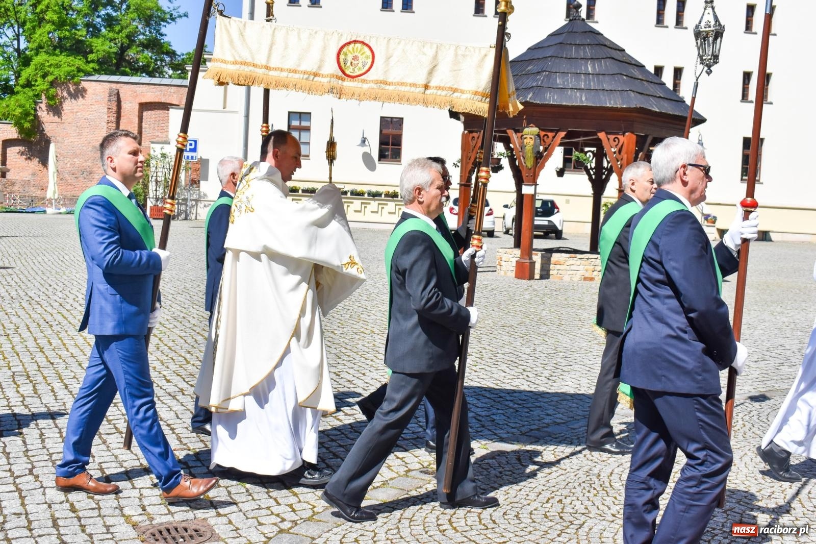 Zdjęcie w galerii na portalu naszraciborz.pl: Historyczne wydarzenie na Ostrogu. Najświętszy Sakrament zawitał do kaplicy zamkowej wiadomości z regionu