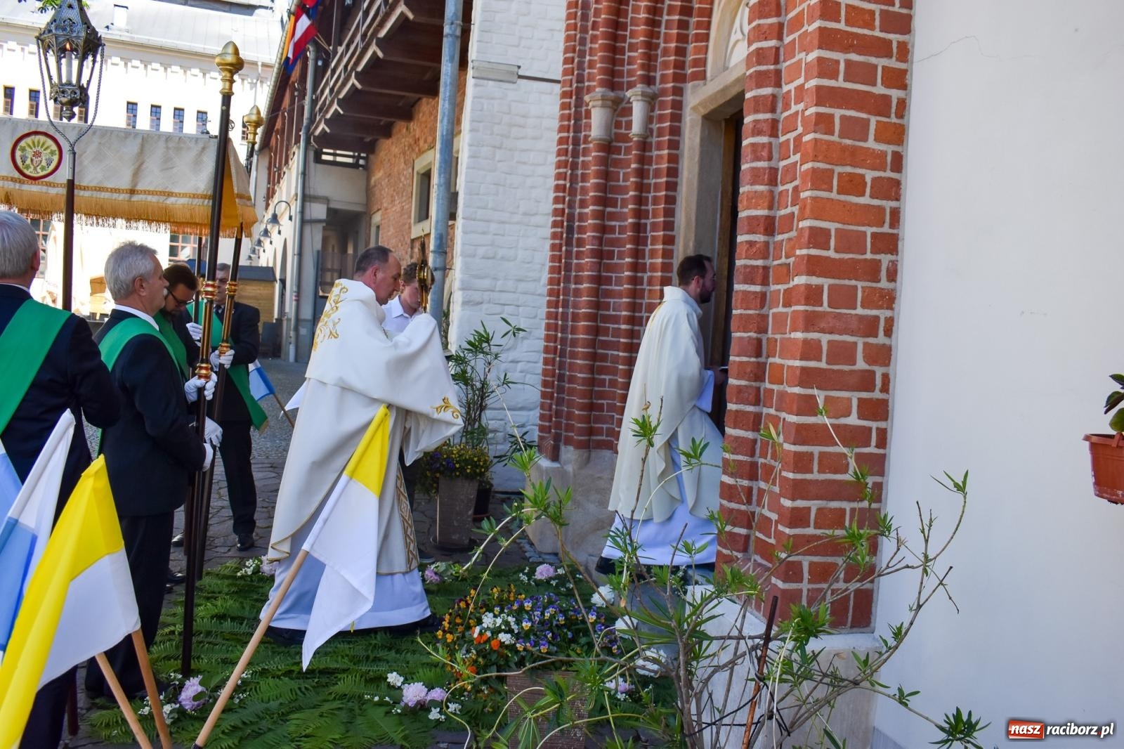 Zdjęcie w galerii na portalu naszraciborz.pl: Historyczne wydarzenie na Ostrogu. Najświętszy Sakrament zawitał do kaplicy zamkowej wiadomości z regionu